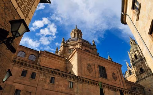 8. Đại học Salamanca (Tây Ban Nha) tạo ấn tượng với vẻ đẹp cổ kính. Ngôi trường này được xây dựng từ thế kỷ 13. 8. Đại học Salamanca (Tây Ban Nha) tạo ấn tượng với vẻ đẹp cổ kính. Ngôi trường này được xây dựng từ thế kỷ 13.