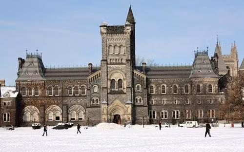 6. Đại học Toronto (Canada) được thành lập năm 1827. Khuôn viên cổ kính của trường đẹp ấn tượng vào mùa đông. 6. Đại học Toronto (Canada) được thành lập năm 1827. Khuôn viên cổ kính của trường đẹp ấn tượng vào mùa đông.