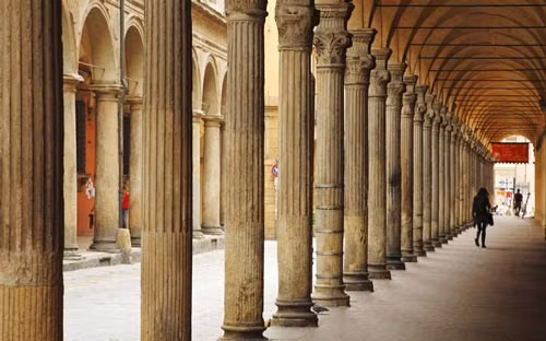 5. Bologna (Italy) là trường đại học lâu đời nhất thế giới, thành lập từ năm 1088. Điểm đặc sắc trong kiến trúc của trường đó là mái ngói đỏ và những chiếc cột đá cổ kính. 5. Bologna (Italy) là trường đại học lâu đời nhất thế giới, thành lập từ năm 1088. Điểm đặc sắc trong kiến trúc của trường đó là mái ngói đỏ và những chiếc cột đá cổ kính.