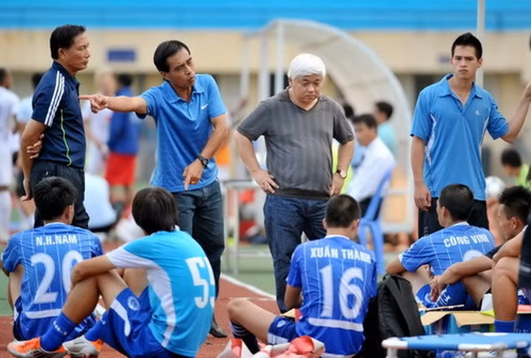Tên tuổi ông Nguyễn Đức Kiên đặc biệt nổi như cồn sau sự kiện đăng đàn phát biểu tại lễ tổng kết mùa giải 2011 của Liên đoàn đoàn bóng đá Việt Nam (VFF) và vụ lùm xùm tranh chấp bản quyền truyền hình phát sóng với AVG.
