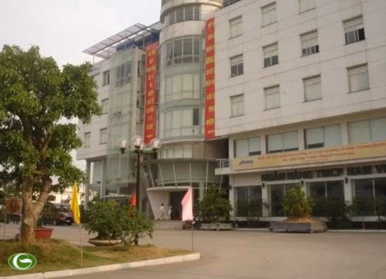 Trong lĩnh vực giáo dục, ông Tâm cũng gặp vận xui khi bị miễn nhiệm chức Chủ tịch Hội đồng quản trị trường Đại học Hùng Vương, TP HCM. Trước đó, ông giữ chức vụ này từ tháng 6/2011 và từng được mời làm nhà bảo trợ cho ngôi trường.