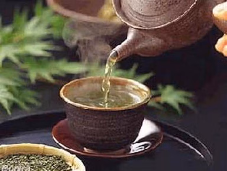 7. Không nên uống trà sau khi hải sản: Tương tự như lý do không ăn trái cây sau khi ăn hải sản. Bởi vì trà có chứa acid tannic có thể kết hợp với canxi trong thủy, hải sản để tạo thành canxi không hòa tan.