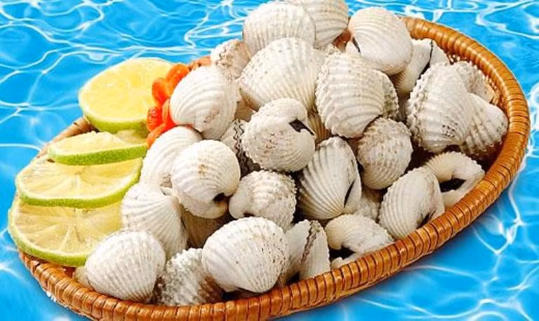 5. Không ăn cùng với thực phẩm giàu vitamin C dễ gây ngộ độc: Những món ăn chế biến từ hải sản giáp xác như tôm, cua, sò, ốc thường rất bổ dưỡng và tươi ngon. Tuy nhiên nó lại chứa hàm lượng lớn asen pentavenlent. Bình thường những chất này không gây hại cho cơ thể, nhưng nếu ăn kèm với lượng lớn thực phẩm giàu vitamin C thì lại gây hại cho cơ thể. Lúc này, asen pentavenlent sẽ chuyển hóa thành asen trioxide (dân gian thường gọi là thạch tín) gây ngộ độc thạch tín cấp tính, nếu nghiêm trọng có thể nguy hiểm đến tính mạng.