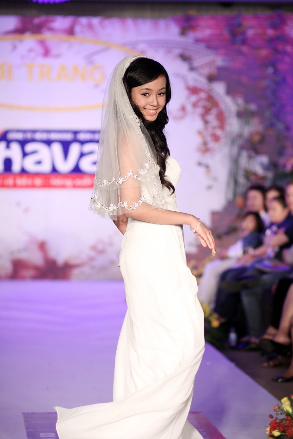Bảo Trân có nụ cười trong sáng, hồn nhiên. Bảo Trân có nụ cười trong sáng, hồn nhiên.