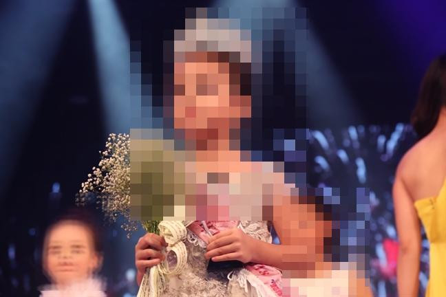 Theo Bác sĩ Nguyễn Trọng An, những cuộc thi mang tính thương mại lợi dụng hình ảnh của trẻ em phải cấm tuyệt đối. Trong ảnh: một cuộc thi hoa hậu nhí đã được tổ chức. Ảnh: Phụ nữ Việt Nam Theo Bác sĩ Nguyễn Trọng An, những cuộc thi mang tính thương mại lợi dụng hình ảnh của trẻ em phải cấm tuyệt đối. Trong ảnh: một cuộc thi hoa hậu nhí đã được tổ chức. Ảnh: Phụ nữ Việt Nam