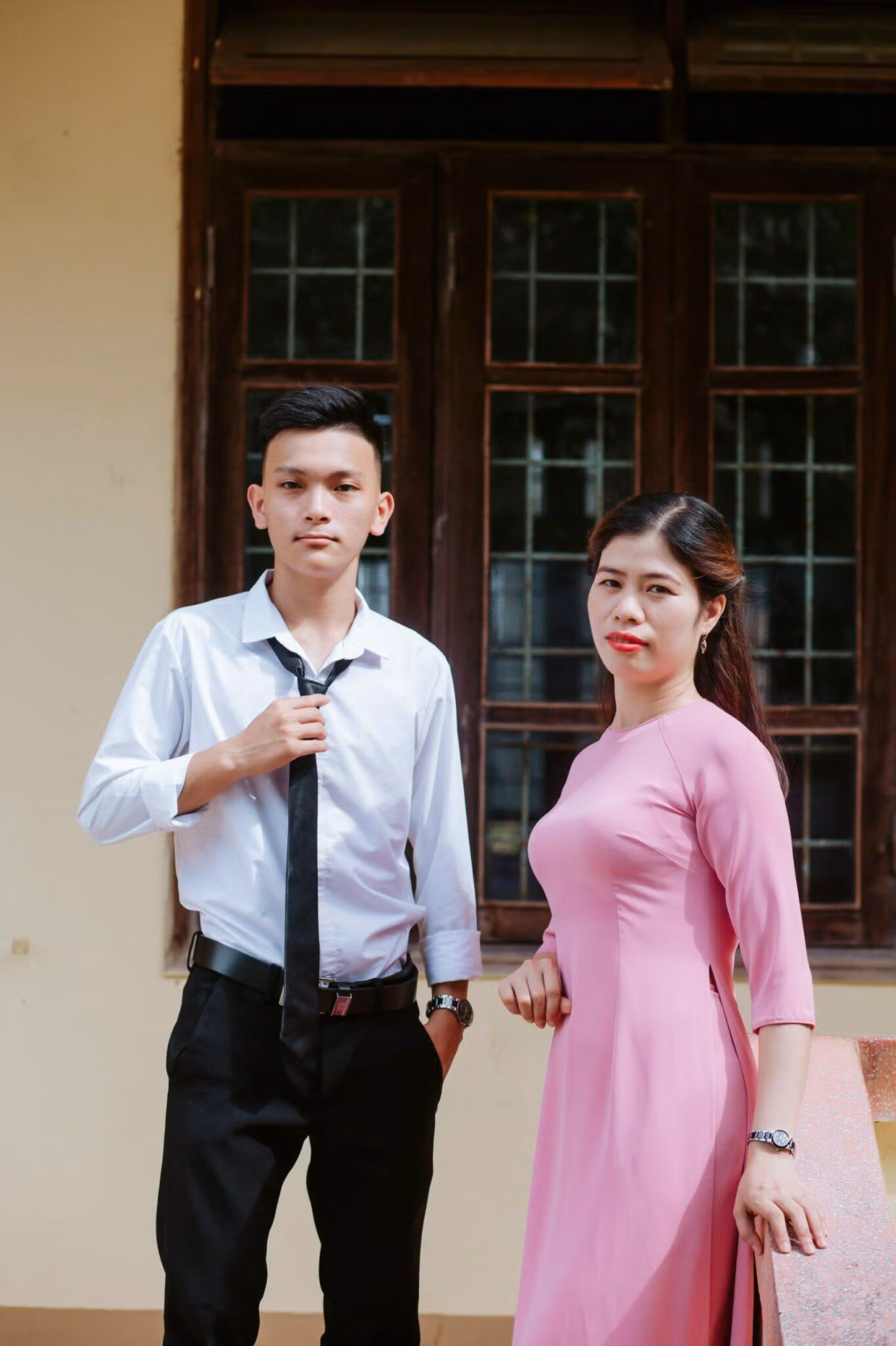 Nguyễn Phi Long và cô giáo chủ nhiệm Nguyễn Thị Thúy Quỳnh. Ảnh: Nhân vật cung cấp Nguyễn Phi Long và cô giáo chủ nhiệm Nguyễn Thị Thúy Quỳnh. Ảnh: Nhân vật cung cấp