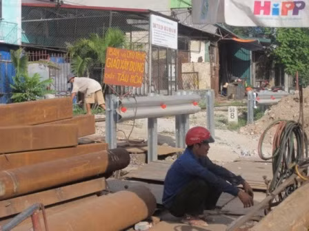 Làm việc, tập kết hàng hóa ngay trên đường tàu hỏa đi qua Làm việc, tập kết hàng hóa ngay trên đường tàu hỏa đi qua