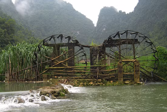 Để chọn nơi đặt cọn nước rất khó, thông thường là bên những dòng suối lớn, nơi nước chảy đều và phải đủ mạnh để có thể làm quay được cánh quạt nước. Mùa mưa nước không chảy xiết, mạnh quá vì có thể làm xô lệch và gẫy cọn; mùa khô thì nước không cạn và vẫn chảy đủ để cọn không bị ngừng quay (Ảnh: Internet). Để chọn nơi đặt cọn nước rất khó, thông thường là bên những dòng suối lớn, nơi nước chảy đều và phải đủ mạnh để có thể làm quay được cánh quạt nước. Mùa mưa nước không chảy xiết, mạnh quá vì có thể làm xô lệch và gẫy cọn; mùa khô thì nước không cạn và vẫn chảy đủ để cọn không bị ngừng quay (Ảnh: Internet).