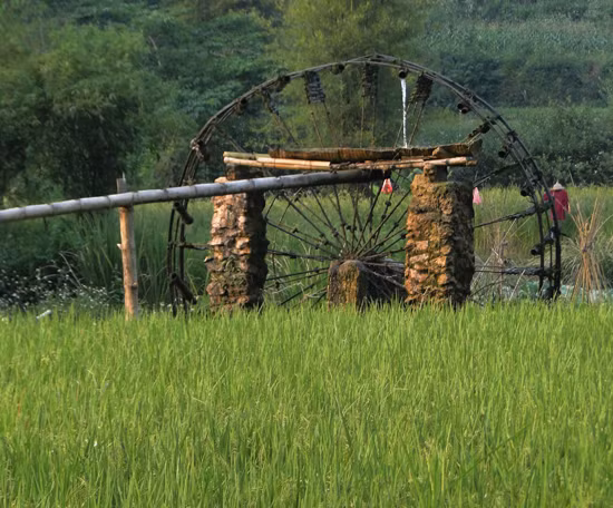 Được thiết kế rất khéo léo từ những vật liệu của núi rừng, những chiếc cọn nước thể hiện khả năng sáng tạo tuyệt vời của đồng bào miền núi trong công cuộc chinh phục thiên nhiên phục vụ lao động sản xuất và sinh hoạt (Ảnh: Phạm Hải). Được thiết kế rất khéo léo từ những vật liệu của núi rừng, những chiếc cọn nước thể hiện khả năng sáng tạo tuyệt vời của đồng bào miền núi trong công cuộc chinh phục thiên nhiên phục vụ lao động sản xuất và sinh hoạt (Ảnh: Phạm Hải).