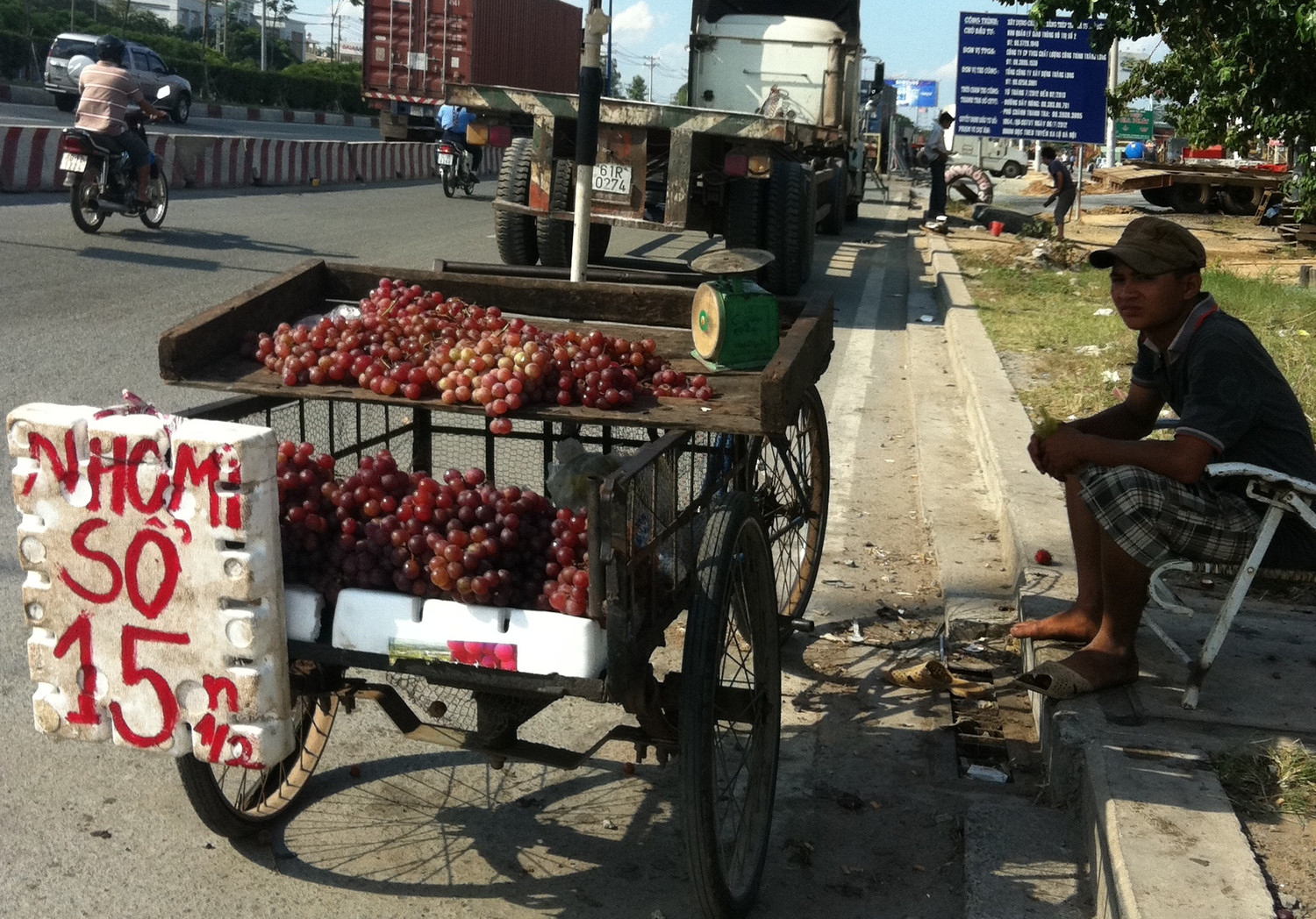 Người bán dùng một tấm xốp ghi lớn dòng chữ để quảng cáo “Nho Mỹ "xổ" (tức giảm giá) 15 ngàn ½ kg” và xem ra “chiến lược” kinh doanh này đạt kết quả khả quan khi có rất nhiều người đi đường dừng lại mua. Người bán dùng một tấm xốp ghi lớn dòng chữ để quảng cáo “Nho Mỹ "xổ" (tức giảm giá) 15 ngàn ½ kg” và xem ra “chiến lược” kinh doanh này đạt kết quả khả quan khi có rất nhiều người đi đường dừng lại mua.