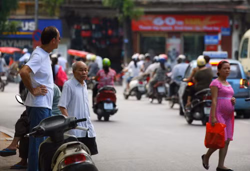 Vị khách này đứng 5 phút chờ dòng người đi đường thưa vắng để sang đường, trong khi đó do đã "quen", nhiều người Việt Nam vẫn cố sang đường.