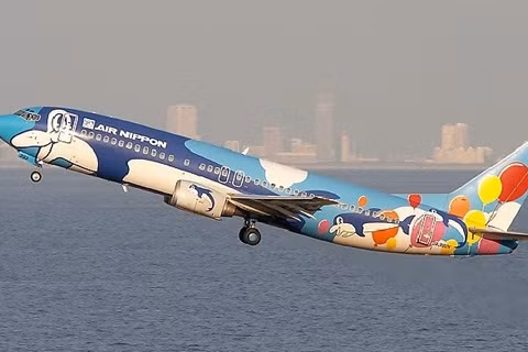 Air Nippon trang trí máy bay chở khách hạng trung của họ bằng hình cá heo...