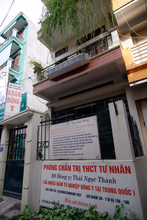 Một phòng khám khác nằm trên con đường nhỏ Trần Điền (Hoàng Mai), cơ sở giới thiệu bác sĩ đông y đã có nhiều năm tu nghiệp tại Trung Quốc. Tuy nhiên, chiều nay (16/4) cơ sở trên cửa đóng then cài, chỉ để hé cánh cửa bên trong.