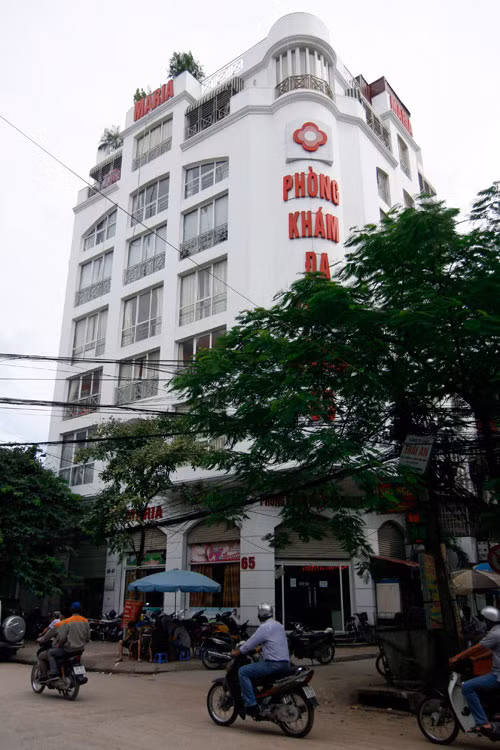 Phòng khám đã bị ngưng hoạt động. Cơ quan điều tra đã triệu tập những người liên quan để xử lý, riêng 4 bác sĩ người Trung Quốc điều trị gây chết người đã biến mất.