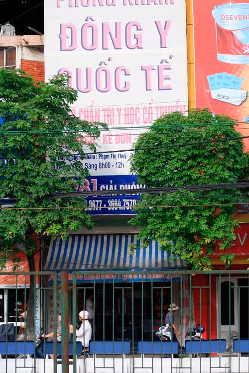 Phòng khám đông y Quốc tế Trung Quốc trên đường Giải Phóng. Cơ sở này khám chữa nhiều loại bệnh khác nhau, được giới thiệu có đội ngũ y bác sĩ Trung Quốc dày dạn kinh nghiệm.