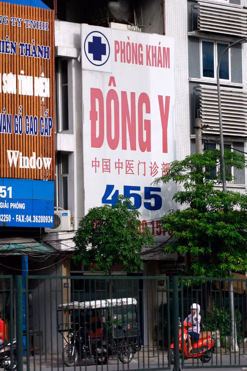 Đường Giải Phóng có rất nhiều phòng khám đông y Trung Quốc.