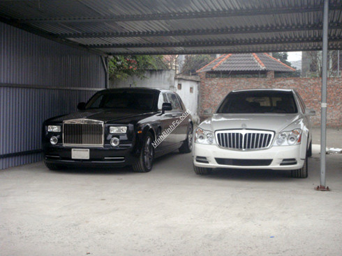 Sau khi về đến Việt Nam vào tháng 3, Phantom in hình rồng xuất hiện trong một garage ở Ninh Bình, bên cạnh một đối thủ siêu sang, chiếc Maybach 62S màu trắng. Sau khi về đến Việt Nam vào tháng 3, Phantom in hình rồng xuất hiện trong một garage ở Ninh Bình, bên cạnh một đối thủ siêu sang, chiếc Maybach 62S màu trắng.