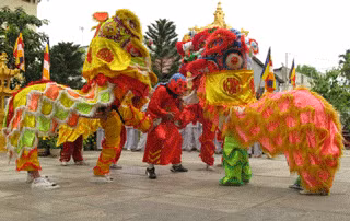 Dịch vụ trọn gói (thuê múa lân, MC, chị Hằng, chú Cuội… và các bữa tiệc ngọt, mặn) được xem là những đơn hàng xa xỉ và hiếm hoi của nhiều công ty tổ chức dịch vụ Trung thu năm nay. Ảnh minh họa.