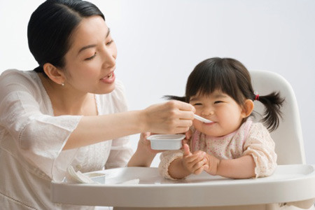 Việc dạy con cũng không phải đơn giản. Cứ hễ Lụa muốn phạt con là ông bà lại bênh cháu nói nó còn bé không biết gì, để dạy dần dần…