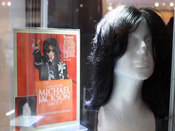 Bộ tóc giả mà Vua nhạc Pop Michael Jackson từng đội. Năm 2011, nó có giá 72.000 USD. Bộ tóc giả mà Vua nhạc Pop Michael Jackson từng đội. Năm 2011, nó có giá 72.000 USD.