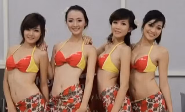 Tiếp viên VietjetAir trình diễn bikini trên máy bay lên báo Anh