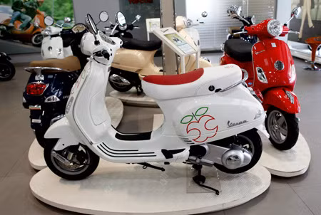 Vespa “trái táo” hiện đã có mặt tại các đại lý của Piaggio Việt Nam trên toàn quốc với số lượng có hạn, giá bán lẻ là 67,9 triệu đồng, cao hơn 1,2 triệu đồng so với phiên bản Vespa LX 125 i.e thường.
