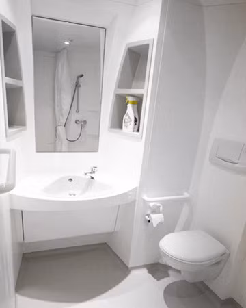 Phòng tắm sạch sẽ với toàn màu trắng. Phòng tắm sạch sẽ với toàn màu trắng.