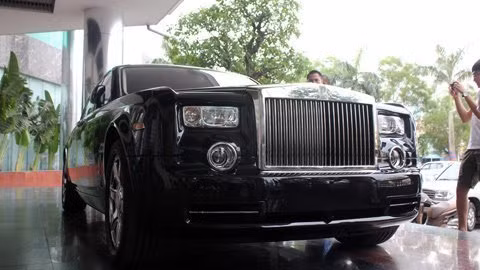 Chiếc xe Rolls-Royce Phantom rồng đưa về đến Hà Tĩnh có giá lên tới 1,7 triệu USD (tương đương 37 tỷ đồng). Chiếc xe Rolls-Royce Phantom rồng đưa về đến Hà Tĩnh có giá lên tới 1,7 triệu USD (tương đương 37 tỷ đồng).