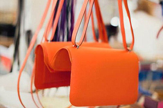 Một số tài liệu viết rằng, chất liệu da làm nên túi Hermes thường là da cá sấu nhập khẩu từ Australia. Tuy nhiên, cũng có một số sản phẩm làm từ da động vật quý hiếm khác. Điều này nói lên phần nào mức giá trên trời của Hermes. Một số tài liệu viết rằng, chất liệu da làm nên túi Hermes thường là da cá sấu nhập khẩu từ Australia. Tuy nhiên, cũng có một số sản phẩm làm từ da động vật quý hiếm khác. Điều này nói lên phần nào mức giá trên trời của Hermes.