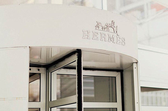 Tọa lạc ở Pantin, ngoại ô thủ đô Paris của nước Pháp, phân xưởng sản xuất của Hermes có thiết kế ngoại thất không quá cầu kỳ, nhưng rất dễ nhận ra bởi trên cửa có tên thương hiệu cùng logo của hãng thời trang nổi tiếng này. Tọa lạc ở Pantin, ngoại ô thủ đô Paris của nước Pháp, phân xưởng sản xuất của Hermes có thiết kế ngoại thất không quá cầu kỳ, nhưng rất dễ nhận ra bởi trên cửa có tên thương hiệu cùng logo của hãng thời trang nổi tiếng này.