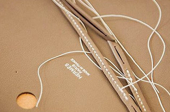 Đây là một trong những công đoạn sản xuất dòng túi Birkin, được lấy tên từ một nữ diễn viên Jane Birkin và đây có thể là dòng túi khiến bất kỳ ai nhìn thấy cũng phải thèm muốn. Chúng được cho là… hiếm và quý nhất của Hermes. Đây là một trong những công đoạn sản xuất dòng túi Birkin, được lấy tên từ một nữ diễn viên Jane Birkin và đây có thể là dòng túi khiến bất kỳ ai nhìn thấy cũng phải thèm muốn. Chúng được cho là… hiếm và quý nhất của Hermes.