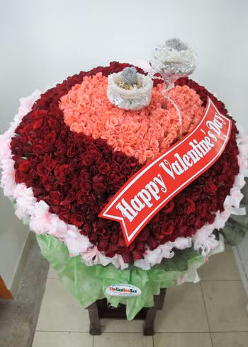 Lẵng hoa kết từ 750 bông hồng đỏ và vàng, thực hiện trong 7 tiếng đồ hồ. Ảnh: N.P.