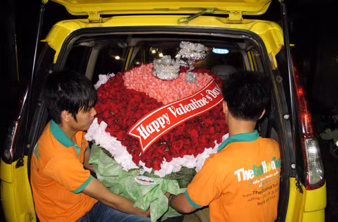 Lẵng hoa 2 người ôm không xuể này đã tới tay người nhận ở Nhơn Trạch, Đồng Nai. Ảnh: N.P.