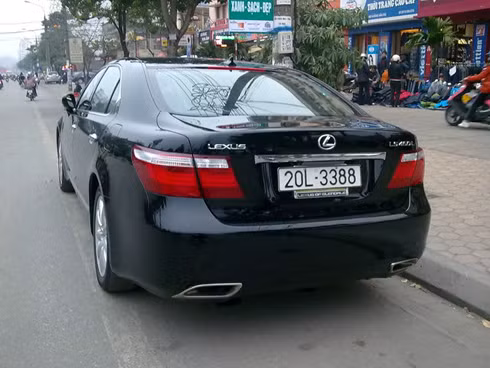 Biển lặp đuôi "phát - phát" dành cho Lexus LS460. Ảnh: Otofun