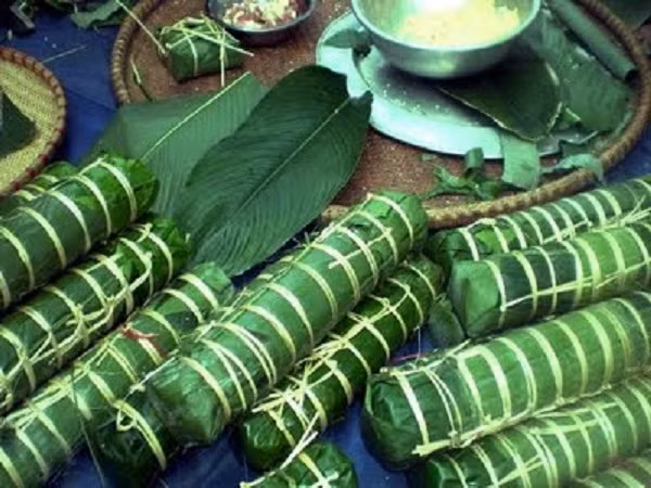 4. Bánh đòn, bánh tét (Trà Vinh) Bánh đòn hay còn gọi bánh tét, được người dân miền Nam, miền Trung ăn vào dịp Tết. Nhưng ngon và nổi tiếng nhất là bánh đòn Trà Cuôn – Trà Vinh. Sở dĩ người ta gọi là bánh đòn vì nó có hình trụ dài gọi là đòn bánh. Ảnh: Saigontime