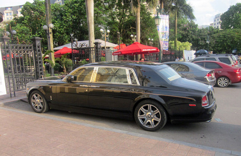 Rolls-Royce Phantom mang biển Ninh Bình đỗ bên Nhà hát Lớn Hà Nội, ngày 28/5. Rolls-Royce Phantom mang biển Ninh Bình đỗ bên Nhà hát Lớn Hà Nội, ngày 28/5.