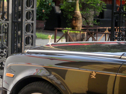 Rolls-Royce Phantom "Year of the Dragon" có đường kẻ đúp chạy dọc hai bên thân xe với hình con rồng phía mũi xe, đầu hướng về phía trước. Rolls-Royce Phantom "Year of the Dragon" có đường kẻ đúp chạy dọc hai bên thân xe với hình con rồng phía mũi xe, đầu hướng về phía trước.