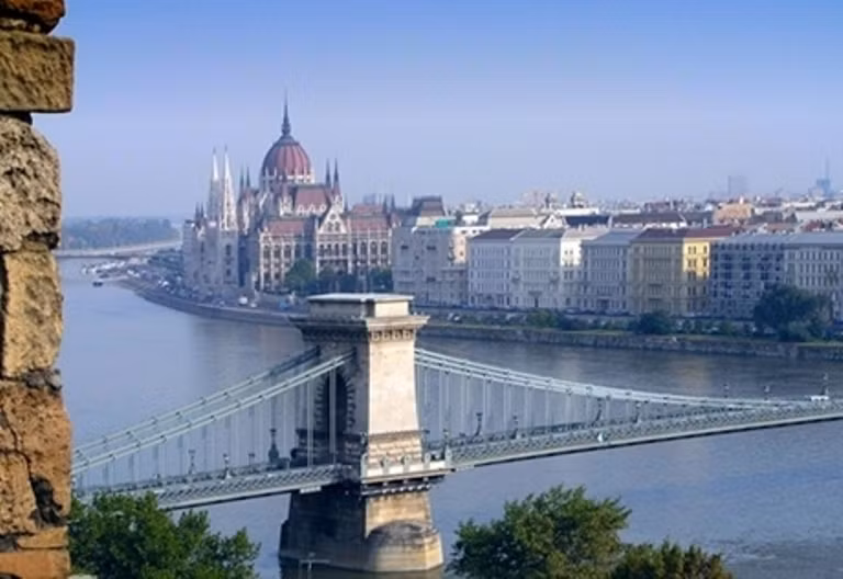 4. Budapest, Hungary Budapest - Hungary. Giá 3km taxi: 9,89 USD Giá 2 ly cocktail tại khách sạn 5 sao: 36,33 USD Giá bữa tối cho hai người (kèm một chai rượu): 43,58 USD Tổng: 197,20 USD 4. Budapest, Hungary Budapest - Hungary. Giá 3km taxi: 9,89 USD Giá 2 ly cocktail tại khách sạn 5 sao: 36,33 USD Giá bữa tối cho hai người (kèm một chai rượu): 43,58 USD Tổng: 197,20 USD