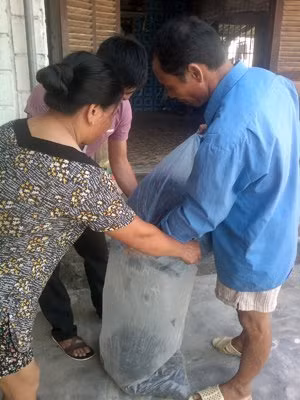 Đóng bao, cân số lượng để chuẩn bị gửi ra Hải Phòng cho đầu nậu để bán sang TQ.