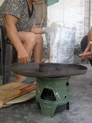 Dụng cụ nấu mồi nhử là chiếc bếp dầu. Khi đi săn phải đưa toàn bộ dụng cụ ra đồng, đun cho mồi bốc khói thu hút ong.