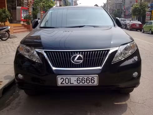 Lexus RX350, dòng crossover ăn khách nhất của Lexus. Xe mang biển tứ quý "lộc". Ảnh: Otofun