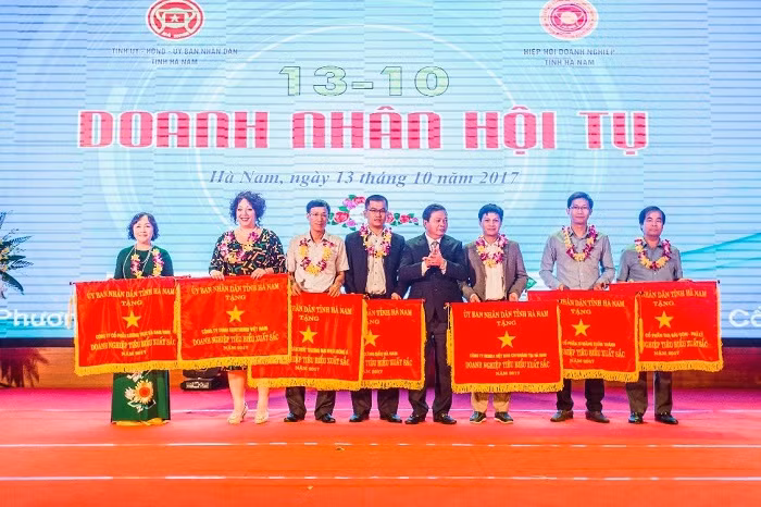 Công ty Cổ phần Sao Thái Dương đón nhận bằng khen tại chương trình “Doanh Nhân Hội Tụ”.