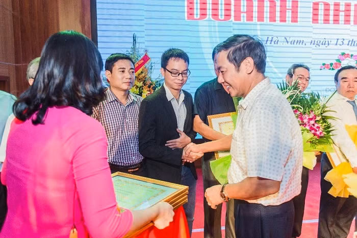 Công ty Cổ phần Sao Thái Dương, chi nhánh tại Hà Nam nhận bằng khen.