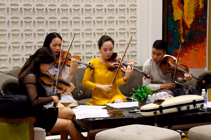 Các nghệ sĩ trẻ tập trước giờ tuyển chọn Sun Symphony Orchestra. Các nghệ sĩ trẻ tập trước giờ tuyển chọn Sun Symphony Orchestra.