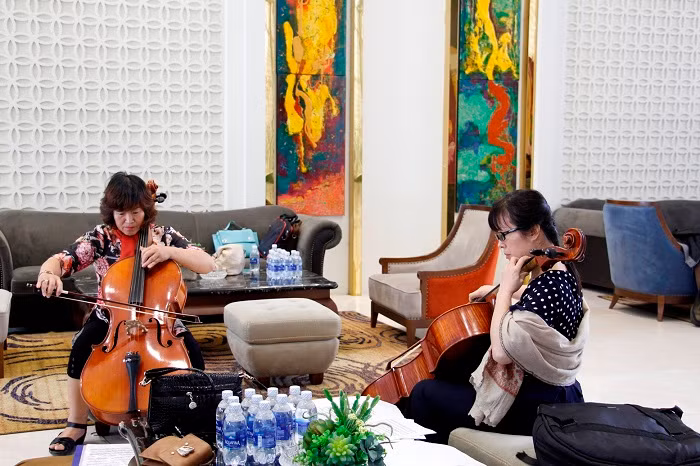 Nghệ sỹ cello Nguyễn Anh Tú và Ngọc Mai Hoa. Nghệ sỹ cello Nguyễn Anh Tú và Ngọc Mai Hoa.
