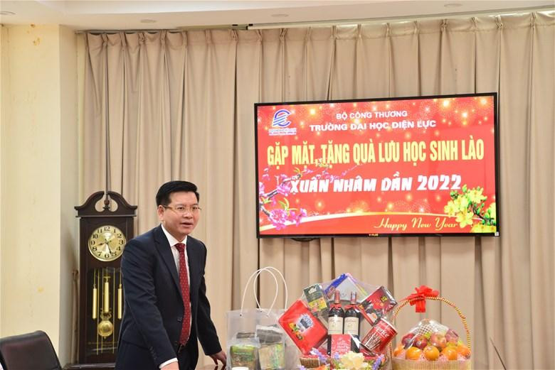 Phó giáo sư - Tiến sĩ Đinh Văn Châu, Phó Bí thư Đảng uỷ - Quyền Hiệu trưởng Nhà trường phát biểu ý kiến. Phó giáo sư - Tiến sĩ Đinh Văn Châu, Phó Bí thư Đảng uỷ - Quyền Hiệu trưởng Nhà trường phát biểu ý kiến.