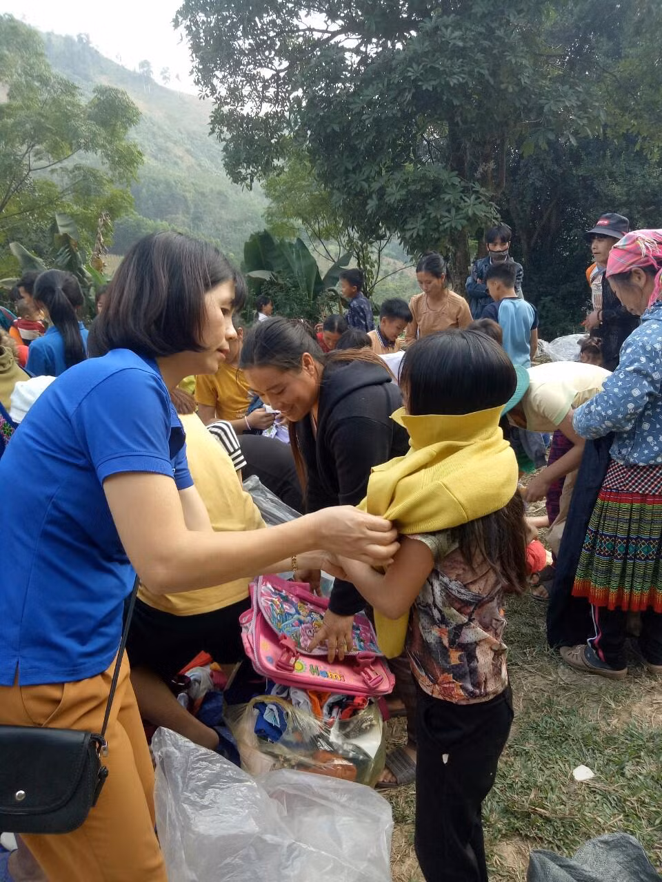 Cô Hiền tham gia hoạt động thiện nguyện, trao quần áo cho các em học sinh vùng khó khăn. (Ảnh: NVCC)