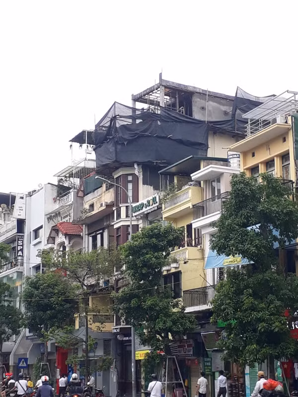 Công trình số 31 Đinh Tiên Hoàng xây dựng tầng mới nhưng lãnh đạo phường lại nói chỉ cải tạo sửa chữa. Ảnh Tố Nữ. Công trình số 31 Đinh Tiên Hoàng xây dựng tầng mới nhưng lãnh đạo phường lại nói chỉ cải tạo sửa chữa. Ảnh Tố Nữ.