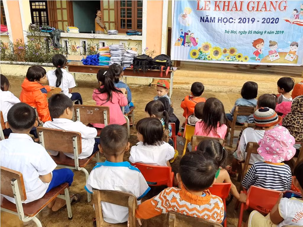 Những học sinh Ca Dong giữa đại ngàn Trường Sơn chuẩn bị bước vào năm học mới.