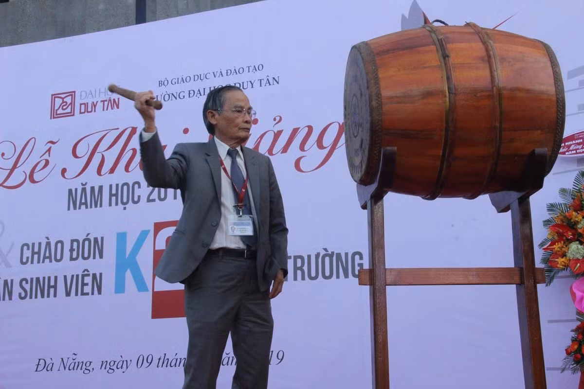 Nhà giáo ưu tú Lê Công Cơ đánh trống khai giảng năm học mới.